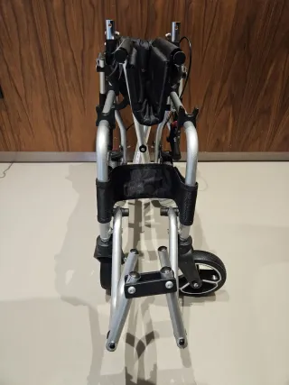 Sillas de ruedas plegable. Sin usar.