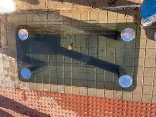 Mesa cristal negra y metal