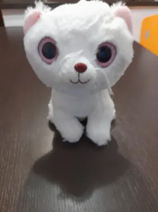 Peluche bianco con occhi grandi