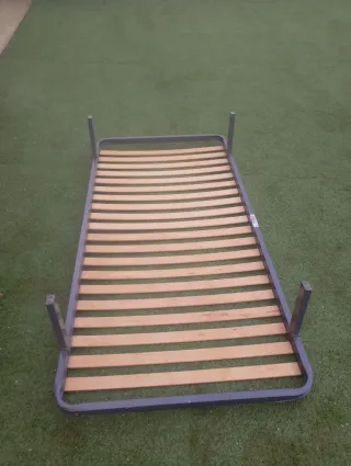 Somier con cabecero gris y rosa