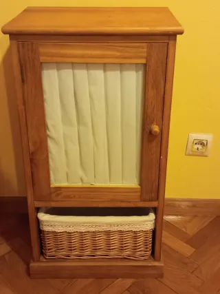 Mueble haya colgar/apoyar con cesto mimbre.