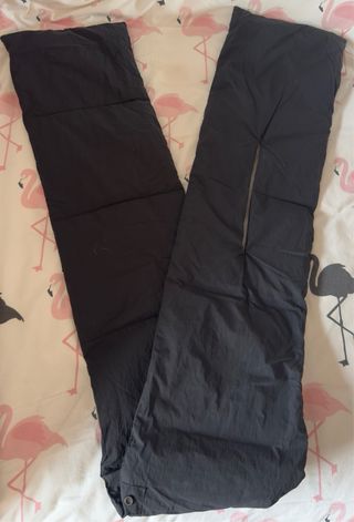 Anorak acolchado negro con bufanda