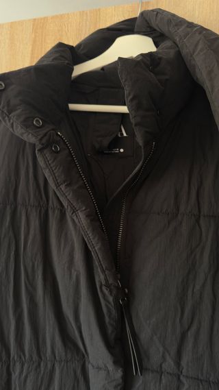 Anorak acolchado negro con bufanda
