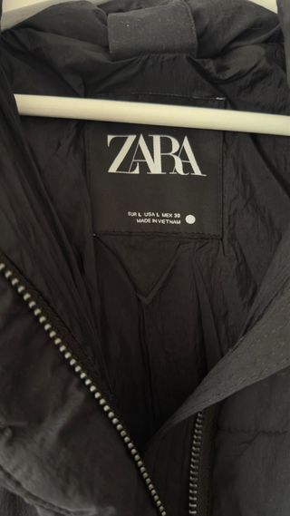 Anorak acolchado negro con bufanda