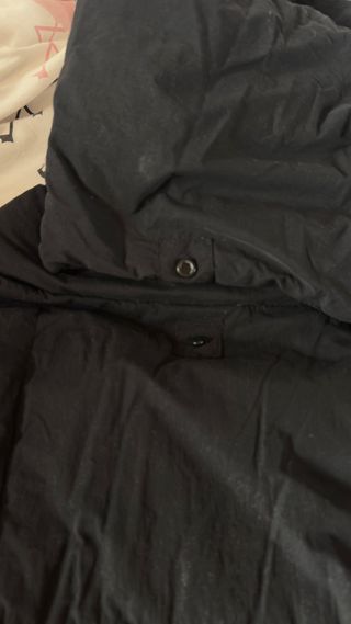 Anorak acolchado negro con bufanda