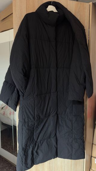 Anorak acolchado negro con bufanda