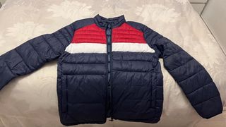 Chaqueta acolchada azul y roja