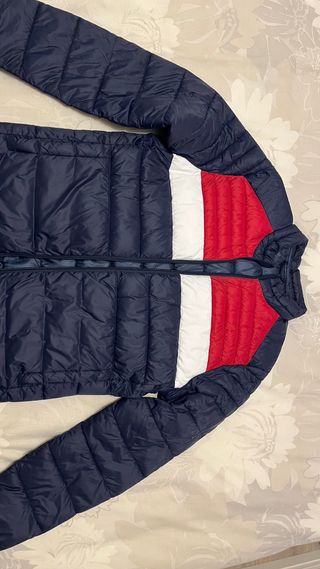Chaqueta acolchada azul y roja