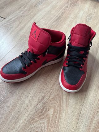 Zapatillas Jordan Air Negras y Rojas