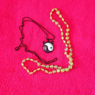 Dos collares con colgante de gato y cuentas