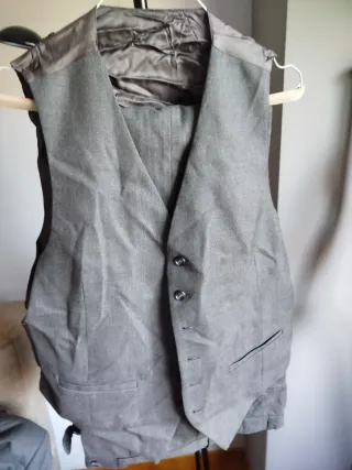Traje gris + chaleco + 2 corbatas