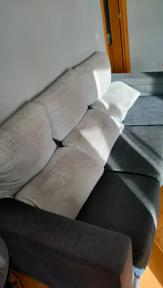 Sofá modular gris y blanco