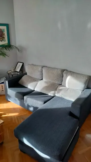 Sofá modular gris y blanco