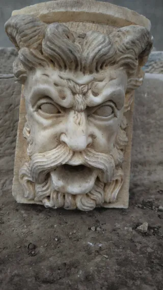 Cabeza de mármol antigua estilo clásico. Fuente