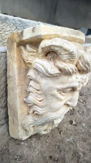 Cabeza de mármol antigua estilo clásico. Fuente