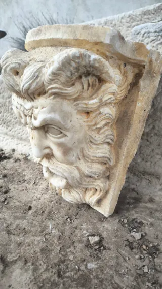 Cabeza de mármol antigua estilo clásico. Fuente