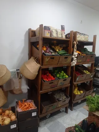 Mostrador y estanterías madera frutería