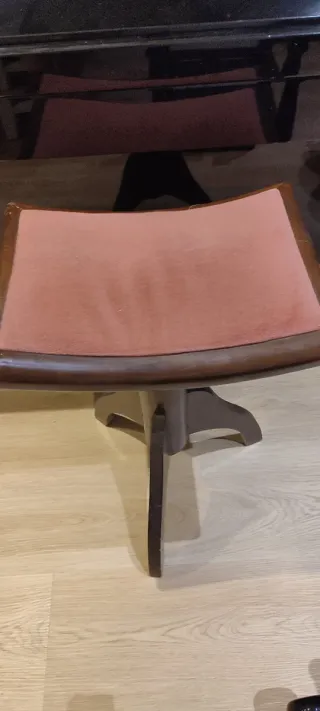 Taburete madera y terciopelo rosa para piano.