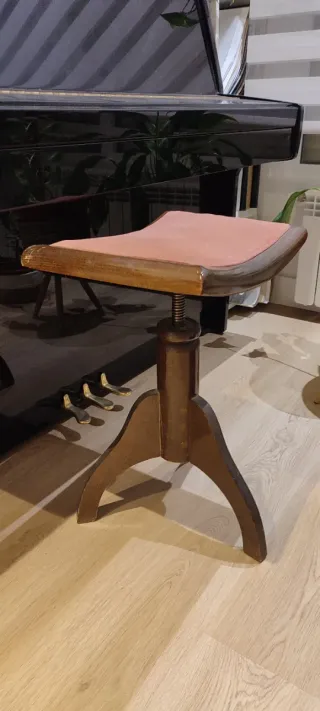 Taburete madera y terciopelo rosa para piano.