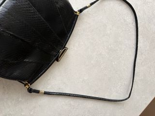 Bolso fiesta piel serpiente negro y dorado.Vintage
