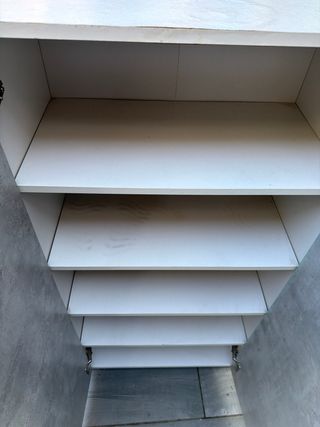 Armario de madera blanco y gris