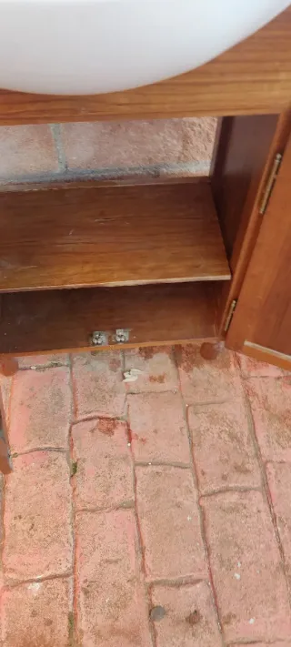 Mueble de baño de madera con lavabo