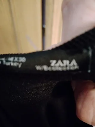 Vestido negro corto con capas