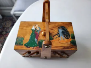 Costurero infantil, de madera pintado a mano