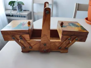 Costurero infantil, de madera pintado a mano