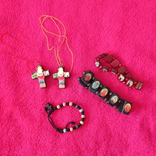 Lote religioso: collares y pulseras