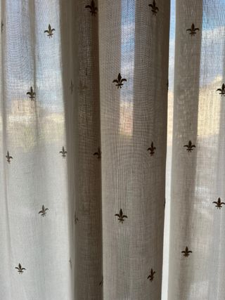 Cortinas beige y rojas de tela