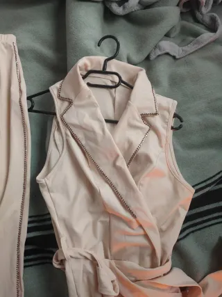 Fato completo muito elegante todo em pedraria