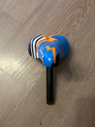 Sillín y tija de bicicleta azul