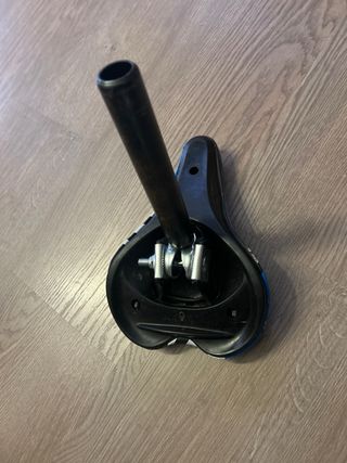 Sillín y tija de bicicleta azul