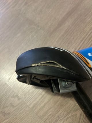 Sillín y tija de bicicleta azul