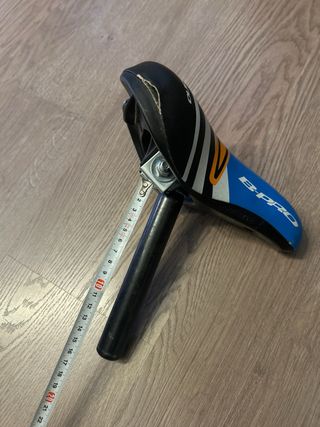 Sillín y tija de bicicleta azul