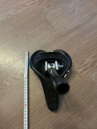 Sillín y tija de bicicleta azul