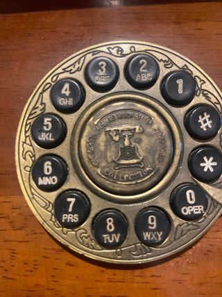 Teléfono antiguo de madera y metal