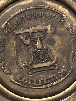 Teléfono antiguo de madera y metal