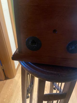 Teléfono antiguo de madera y metal