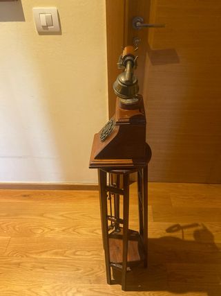 Teléfono antiguo de madera y metal