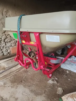 Abonadora Aguirre 1500kg Doble Plato