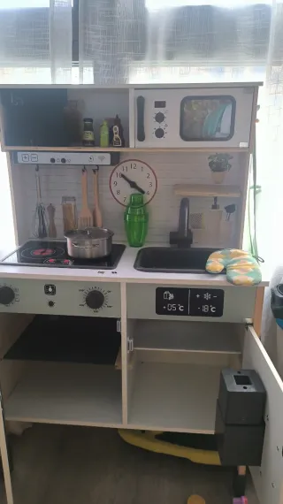 Cocinita de madera con accesorios