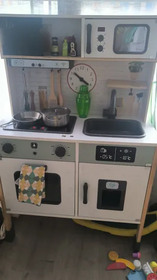 Cocinita de madera con accesorios