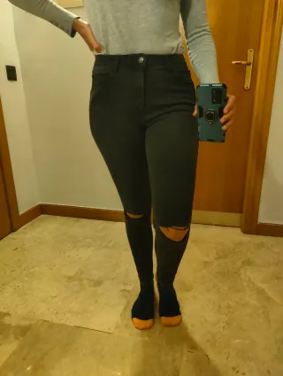 Pantalones vaqueros negros rotos
