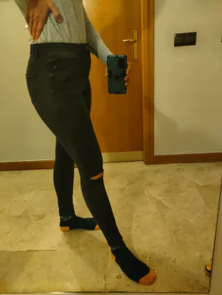 Pantalones vaqueros negros rotos