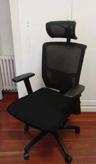 Silla ergonómica de oficina negra