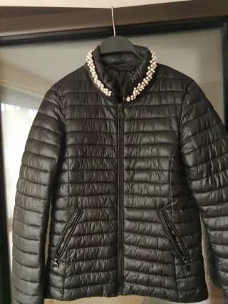 Chaqueta acolchada negra con perlas