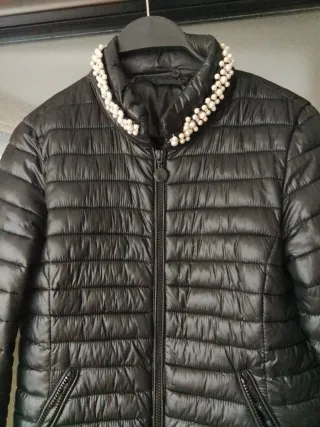 Chaqueta acolchada negra con perlas