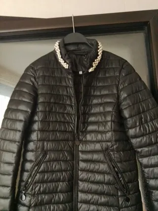 Chaqueta acolchada negra con perlas